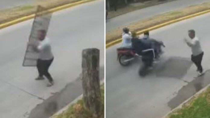 VIDEO: Hombres frustra asalto lanzando una reja de metal a ladrones en moto