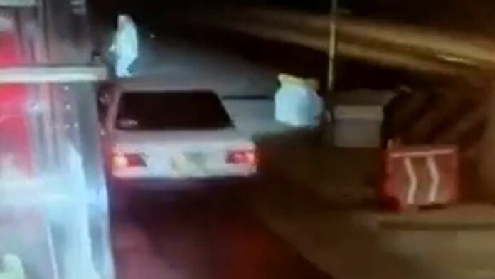 VIDEO: Atropellan a empleado de caseta para evitar el ponchallantas en Edomex