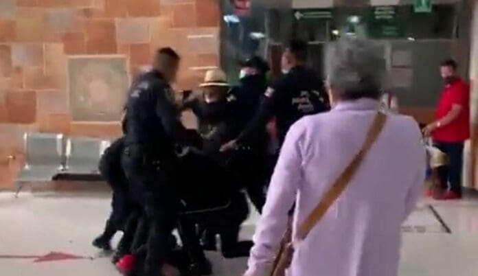 Integrantes de la Guardia Nacional agredieron a un derechohabiente del IMSS y a su padre. Todo porque el señor no llevaba identificación. Foto: Captura de video