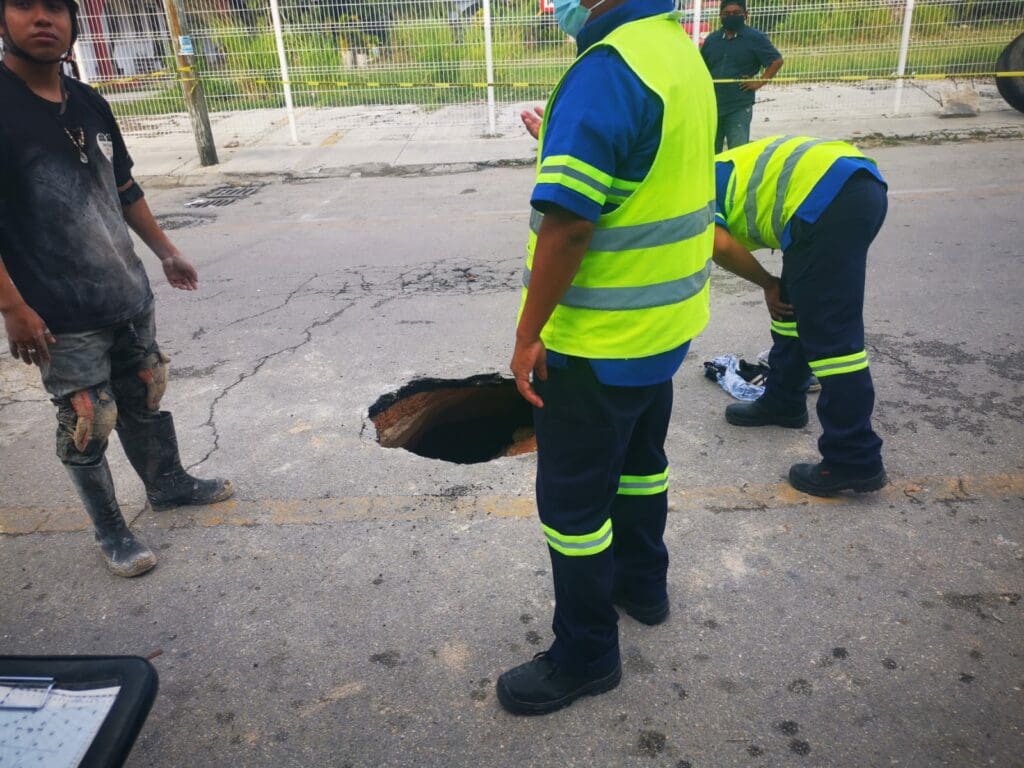 Aguakan inspecciona zona de socavón