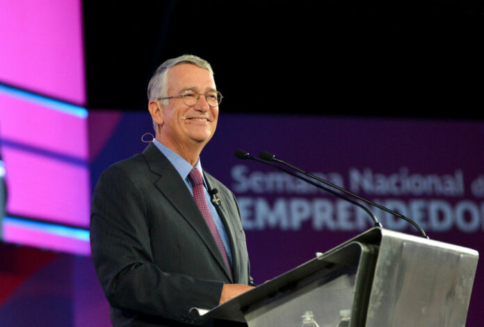 Ricardo Salinas Pliego lo vuelve a hacer: está envuelto en una nueva polémica; canceló el servicio de una usuaria que se quejó. Foto: TV Azteca