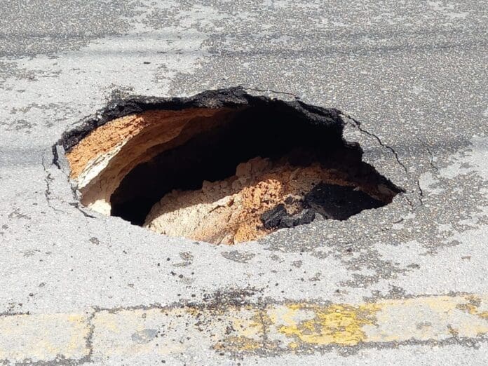 Surge socavón con caverna en calle de Playa del Carmen