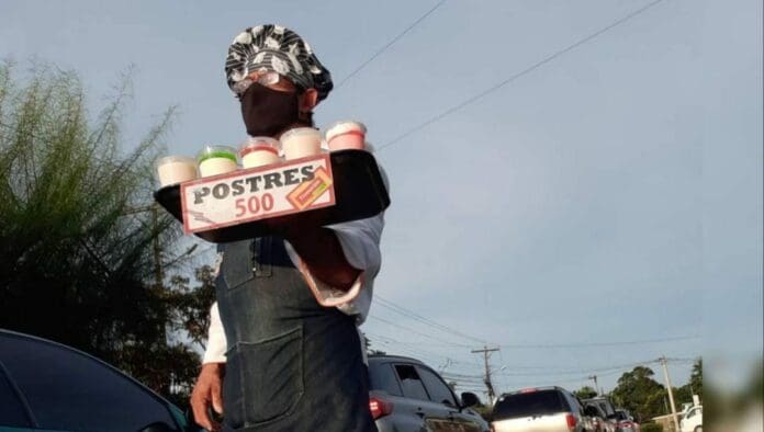 Un reconocido chef con un posgrado en Francia ha tenido que salir a las calles a vender sus postres para salir adelante en esta crisis. Foto: La Nación
