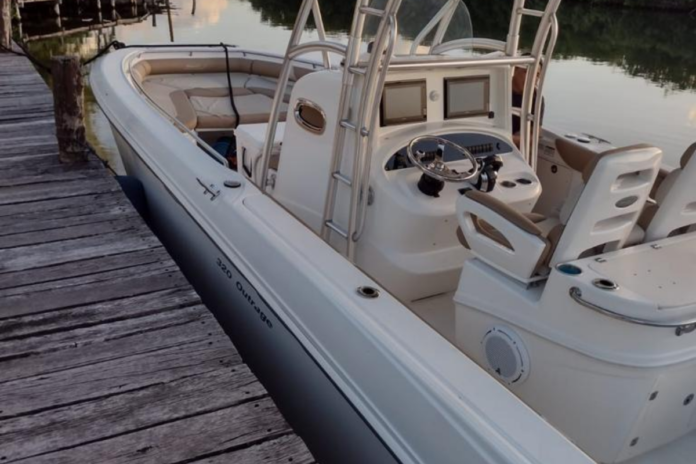 Roban embarcación de muelle de restaurante en Isla Mujeres