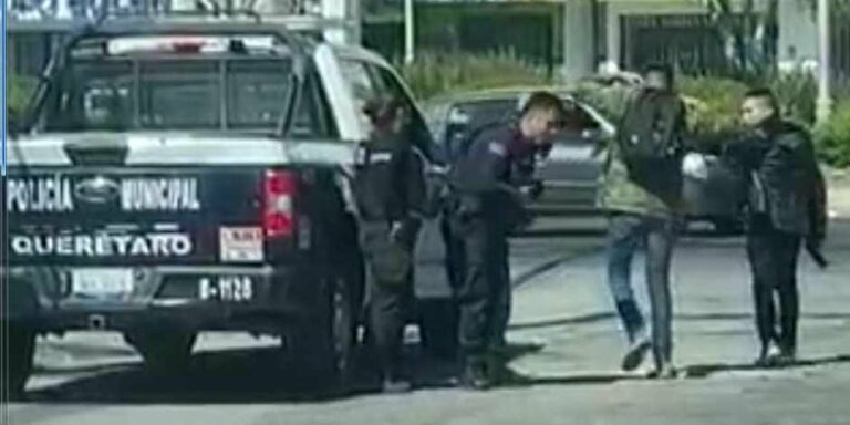 VIDEO: Desarman a policías y huyen ante el temor de ser atacados