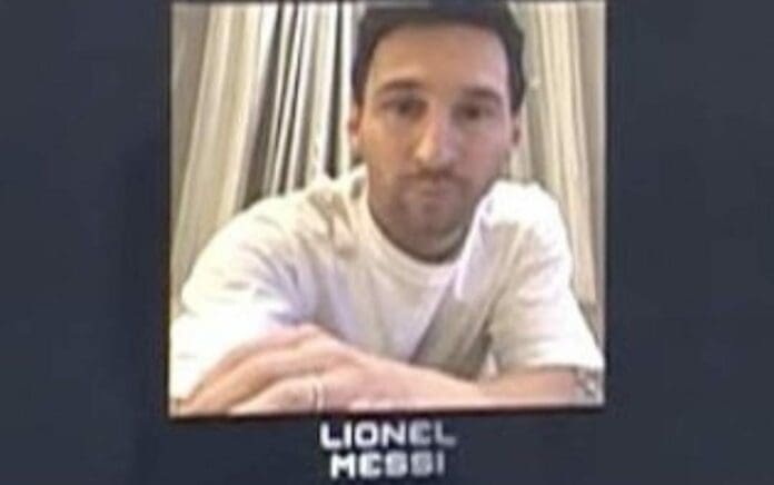 Lionel Messi ha sido criticado por aparecer con una playera para la entrega del premio The Best; los dema´s usaban traje. Foto: Captura de video