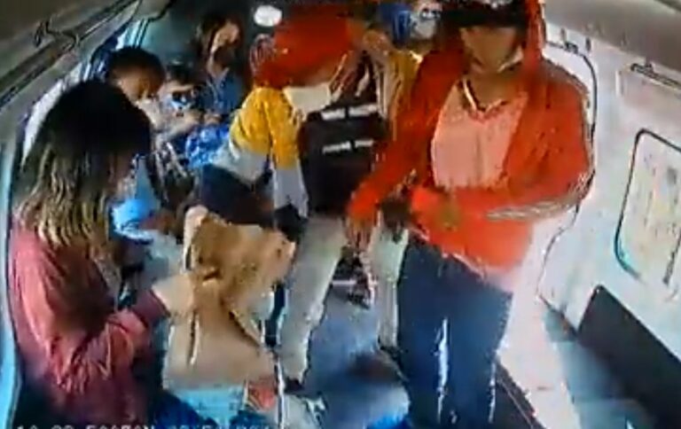 VIDEO: Ladrones asaltan combi y se llevan hasta las ‘papas’ de una pasajera