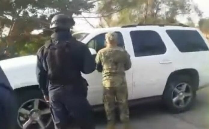 Abuelito no quería hacer fila y tumba puerta de módulo de vacunación en Tampico