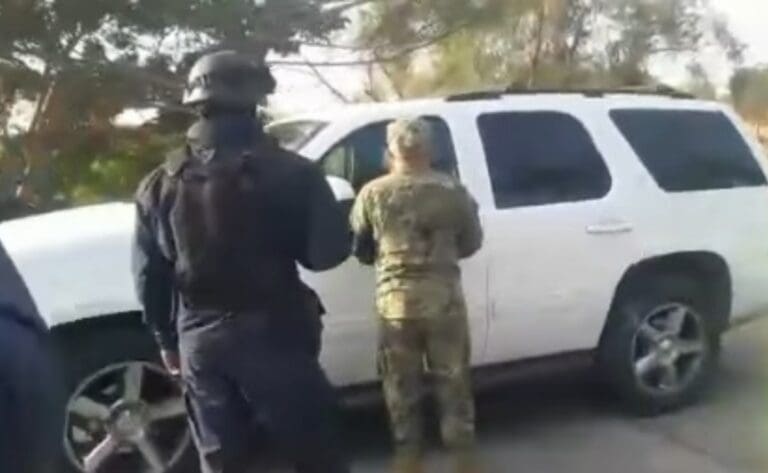 Abuelito no quería hacer fila y tumba puerta de módulo de vacunación en Tampico