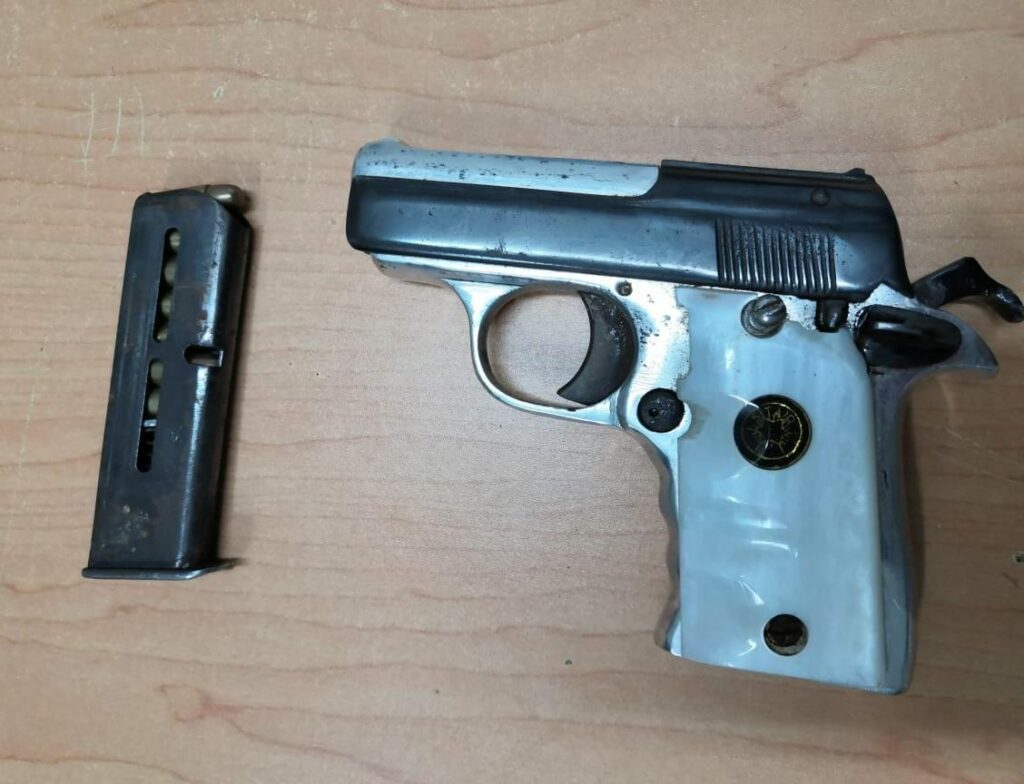 Tres personas fueron detenidas en Playa del Carmen luego de que al hacerles una revisión se les encontrara un arma. Foto: SP de Solidaridad