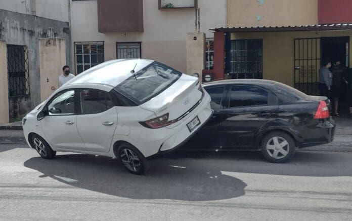 Automóvil acaba montado sobre coche estacionado
