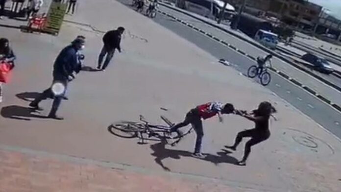 VIDEO: Mujer persigue a ladrón, recupera su celular y le quita su bicicleta