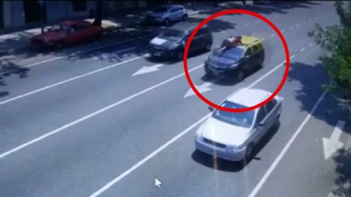 VIDEO FUERTE: Se aferra a su taxi para evitar robo, chocan y muere tras impacto
