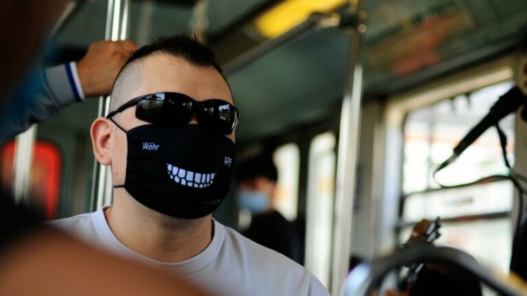 Cubrebocas hacen parecer más atractivas a las personas: estudio