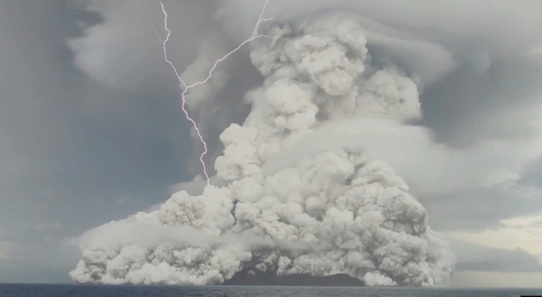 Volcán en Tonga tiene otra “gran erupción”  que agrava los daños