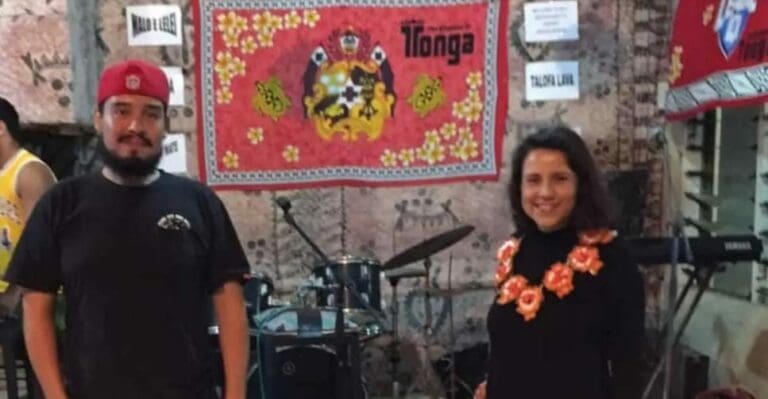 Dos biólogos mexicanos se encontraban en Tonga al momento de la erupción; sus familiares piden ayuda para traerlos de vuelta. Foto: Aristegui