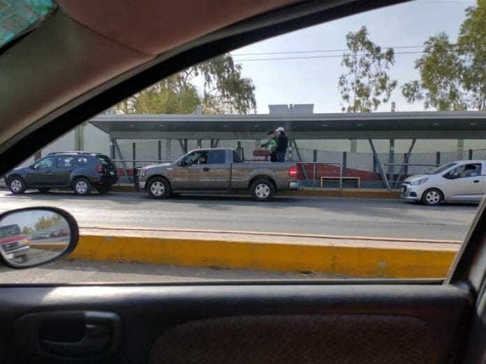 ¡Los norteños ni tienen igual! Arman una carnita asada en la fila de la vacuna Covid