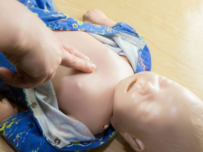 Un dramático RCP de policiacos para salvarle la vida a una bebé ahogada.