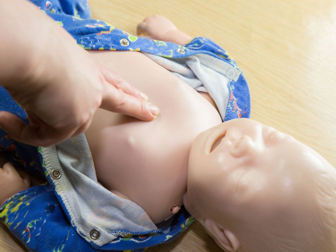 Un dramático RCP de policías para salvarle la vida a una bebé ahogada