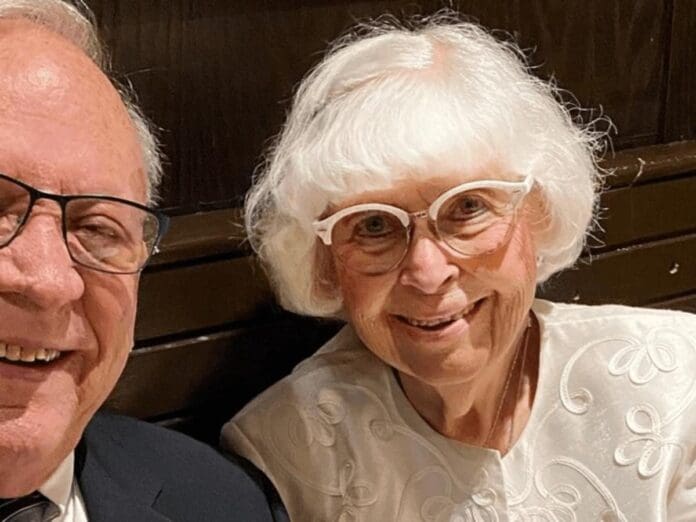 Abuelita de 90 años cumple último deseo de su esposo se casa con su mejor amigo