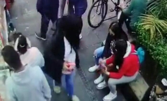 Una mujer escupe a dos chicas que se besan en la vía pública; este lamentable incidente ocurrió hace poco en la alcaldía Cuauhtémoc. Foto: Captura de video