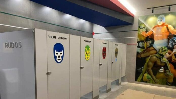 AMLO presume baños temáticos de Santa Lucía