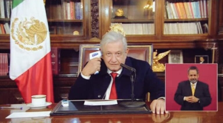 Video: Anuncia AMLO que seguirá trabajando y si se reúne con personas usará cubrebocas