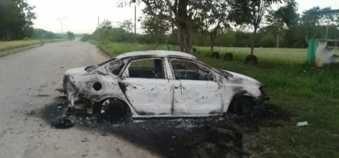 Dos autos calcinados fueron localizados este día en localidades de Chetumal, en el sur del estado. Ayer se halló otra unidad. Foto: SIM