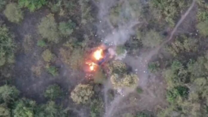 VIDEO: Dron capta el momento justo de un ataque con explosivos en Michoacán