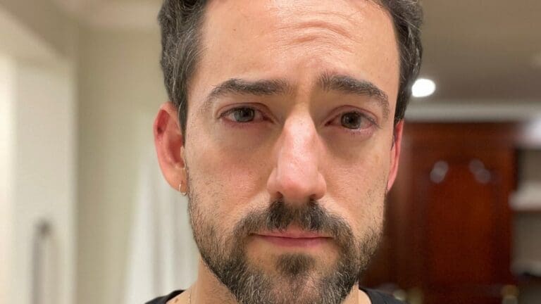 Luis Gerardo pide vacunarse tras morir su papá de Covid