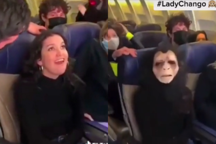VIDEO: Se colocó una “máscara de mono” luego de negarse a llevar cubrebocas en un avión