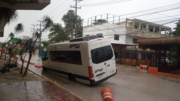 Cae van en zanja de obras del gasoducto en Playa del Carmen