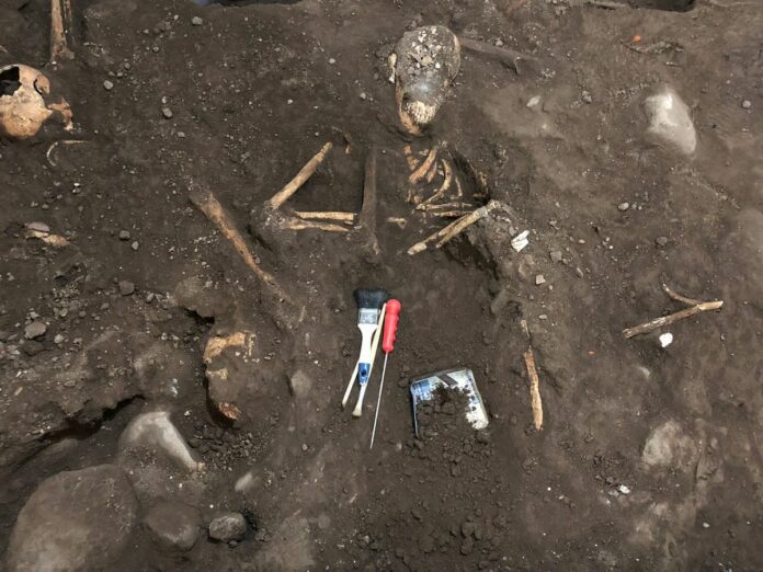 Hallan cráneos y huesos mientras reparaban baños de una catedral