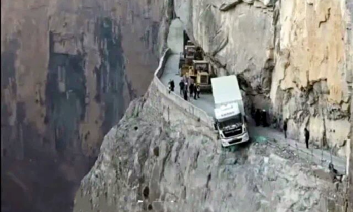 VIDEO: Camión casi cae de un acantilado por indicaciones del GPS