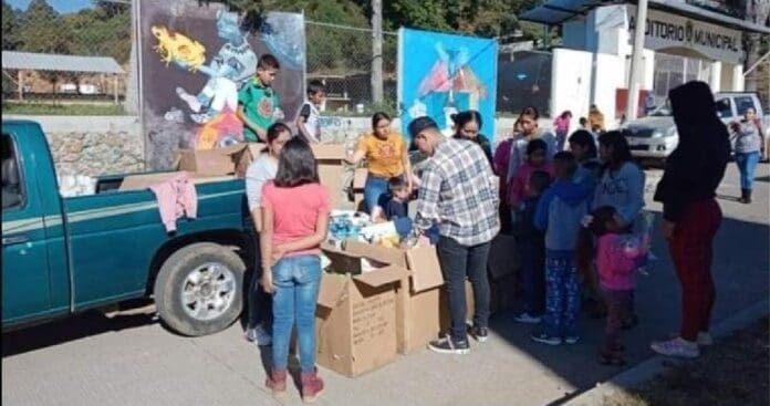 Presuntos integrantes del CJNG habrían regalado juguetes y otros presentes a los niños de comunidades rurales en el estado de Michoacán. Foto: Redes sociales
