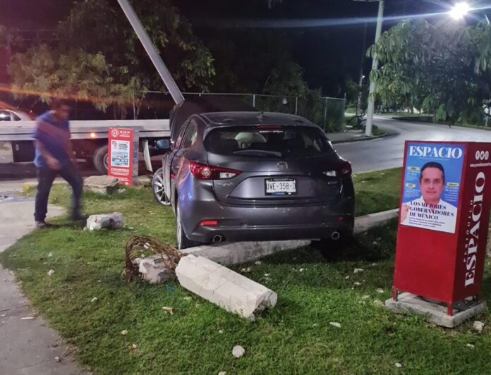 Conductora pierde el control y se estrella contra un poste de luz en Cancún