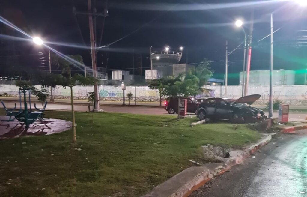 Conductora pierde el control y se estrella contra un poste de luz en Cancún