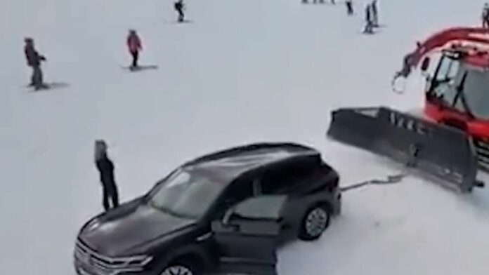 VIDEO: Conductora sigue las indicaciones del GPS y se queda varada en una pista de esquí