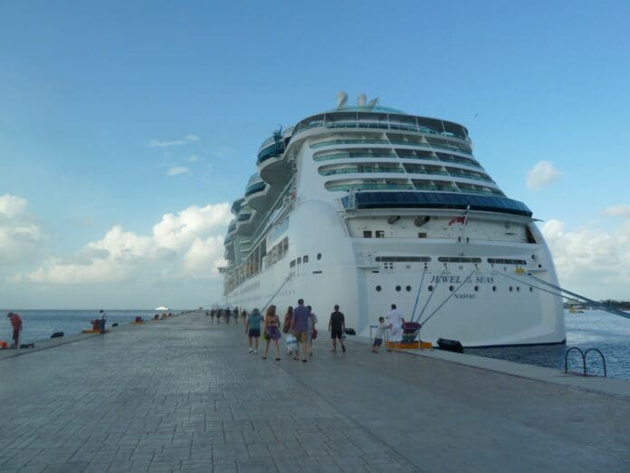 Por rebrote de COVID, cancela Royal Caribbean arribo de dos cruceros a Cozumel