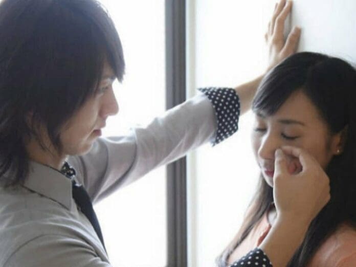 Rui Katsu, la terapia en que hombres atractivos limpian tus lágrimas