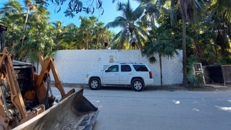 Acusan a Jorge Kahwagi de invadir millonarios predios en Punta Piedra, Tulum