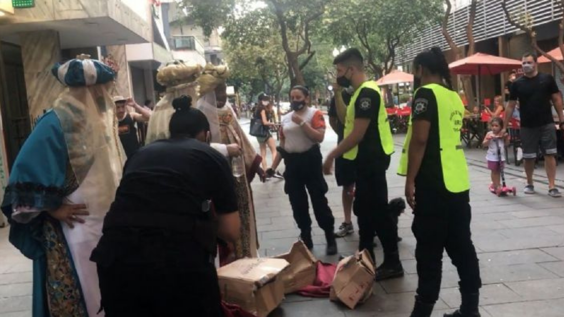 VIDEO: Catean a Reyes Magos; mujer afirma que se ‘volaron’ un celular