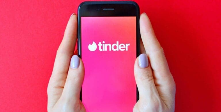 dan positio para Covid-19 al conocerse por Tinder y ahora viven juntos por eso