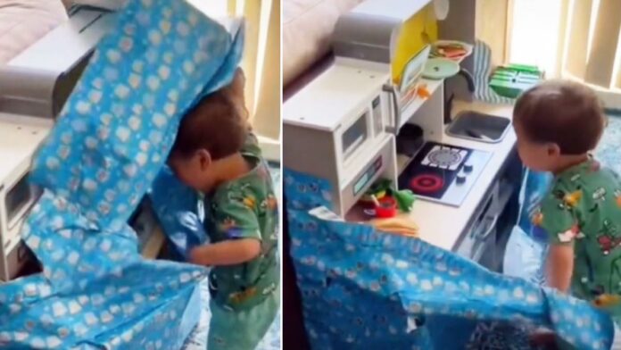 Niño recibe cocinita como regalo de Reyes Magos y demuestra que los juguetes no tienen género