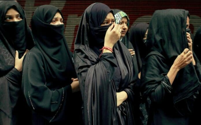 Tres sujetos han sido detenidos por promover falsas subastas de mujeres en las redes sociales. Esto sucedió en la India. Foto: Reuters