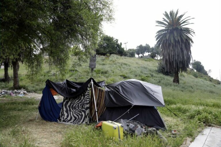 Una mujer incendia la tienda de campaña de un indigente mientras este duerme dentro
