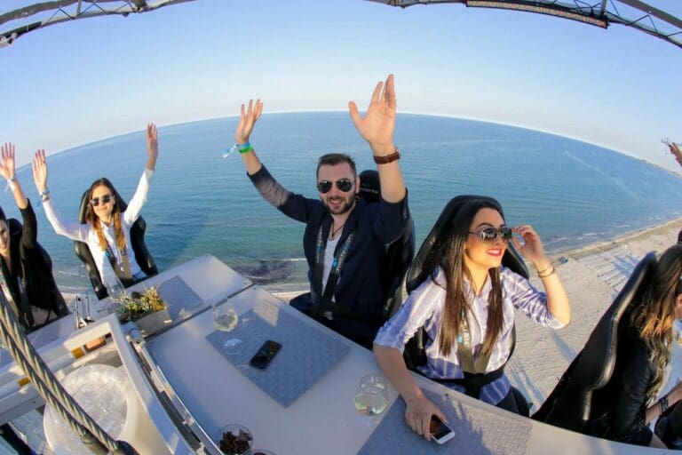 "Dinner in the Sky México" llega a la Riviera Maya con su experiencia culinaria espectacular