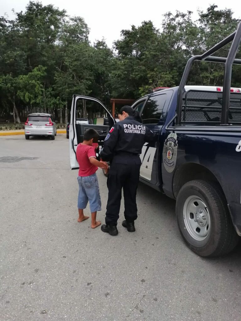 Rescatan a niños que deambulaban solitos en la calle en Playa del Carmen