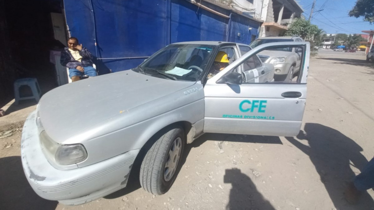 Hartos de estar sin luz: retienen a trabajador de CFE