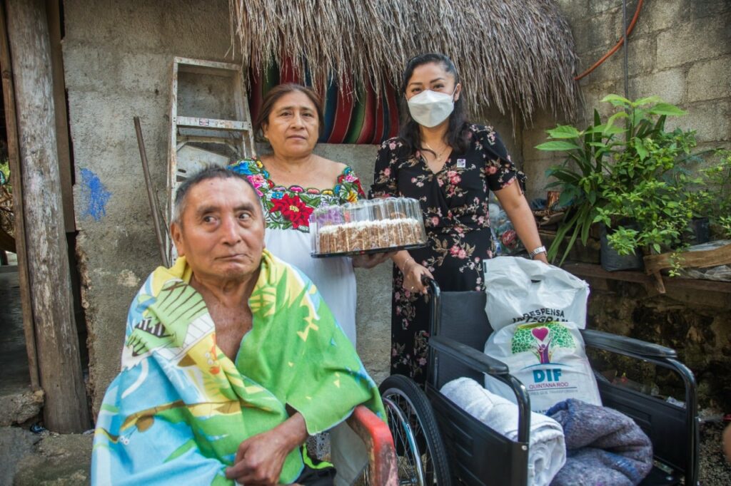 Entregan sillas de ruedas y cobertores a comunidades en Tulum